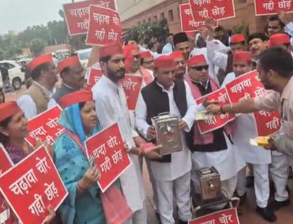 Parliament Protest: ਸਮਾਜਵਾਦੀ ਪਾਰਟੀ ਨੇ ਸੰਸਦ ਵਿੱਚ ਕੀਤਾ ਜ਼ੋਰਦਾਰ ਵਿਰੋਧ ਪ੍ਰਦਰਸ਼ਨ, ਅਖਿਲੇਸ਼ ਯਾਦਵ ਸਮੇਤ ਸੰਸਦ ਮੈਂਬਰਾਂ ਨੇ ਲਗਾਏ ਨਾਅਰੇ 1 Akhilesh Yadav