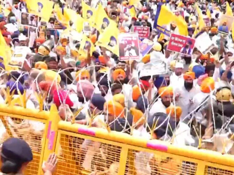 Chandigarh Protest: ਅੰਮ੍ਰਿਤਪਾਲ ਸਿੰਘ ਦੀ ਰਿਹਾਈ ਦੀ ਮੰਗ ਨੂੰ ਲੈ ਕੇ  ਪ੍ਰਦਰਸ਼ਨ, ਚੰਡੀਗੜ੍ਹ-ਮੋਹਾਲੀ ਸਰਹੱਦ ‘ਤੇ ਭਾਰੀ ਪੁਲਿਸ ਫੋਰਸ ਤਾਇਨਾਤ