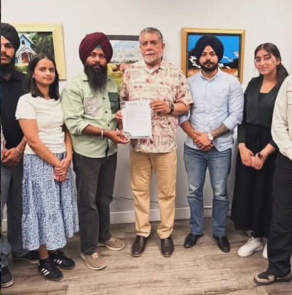 ਸੰਸਦ ਮੈਂਬਰ ਸੁੱਖ ਧਾਲੀਵਾਲ ਨੇ Alberta ਵਿੱਚ ਪ੍ਰਦਰਸ਼ਨ ਕਰ ਰਹੇ ਵਿਦਿਆਰਥੀਆਂ ਨਾਲ ਕੀਤੀ ਮੁਲਾਕਾਤ