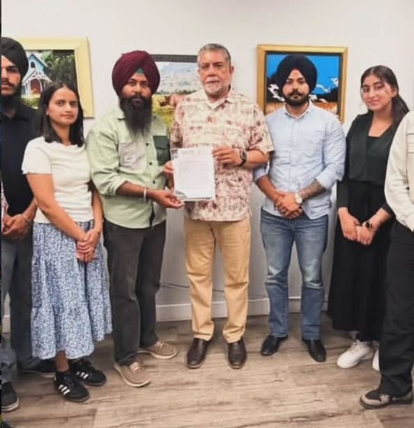ਸੰਸਦ ਮੈਂਬਰ ਸੁੱਖ ਧਾਲੀਵਾਲ ਨੇ Alberta ਵਿੱਚ ਪ੍ਰਦਰਸ਼ਨ ਕਰ ਰਹੇ ਵਿਦਿਆਰਥੀਆਂ ਨਾਲ ਕੀਤੀ ਮੁਲਾਕਾਤ 1 Alberta