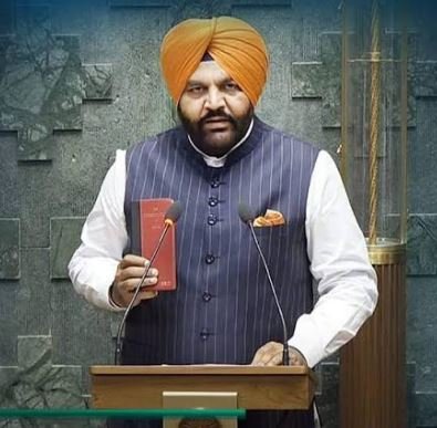 ਕਾਂਗਰਸ ਨੇ ਬਰਨਾਲਾ ਵਿੱਚ ਸਫ਼ਾਈ ਕਰਮਚਾਰੀਆਂ ਵਿਰੁੱਧ ਪੁਲਿਸ ਕਾਰਵਾਈ ‘ਤੇ ਕੀਤਾ ਹਮਲਾ, ਸੰਸਦ ਮੈਂਬਰ ਗੁਰਜੀਤ ਸਿੰਘ ਔਜਲਾ ਨੇ SC ਕਮਿਸ਼ਨ ਨੂੰ ਕੀਤੀ ਸ਼ਿਕਾਇਤ