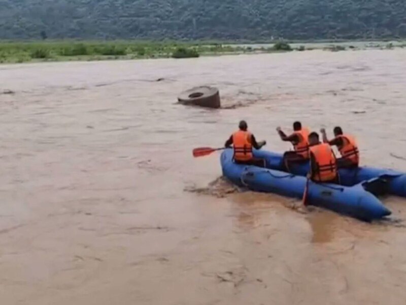 Jammu Floods: ਪੁਲਿਸ ਅਤੇ SDRF ਨੇ ਤਵੀ ਨਦੀ ਵਿੱਚ ਫਸੇ 2 ਲੋਕਾਂ ਨੂੰ ਬਚਾਇਆ, ਪਾਣੀ ਦਾ ਪੱਧਰ ਅਚਾਨਕ ਵਧਿਆ