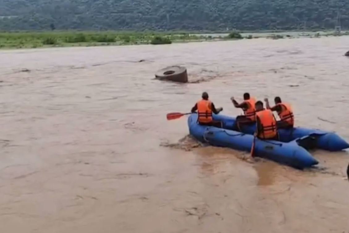 Jammu Floods: ਪੁਲਿਸ ਅਤੇ SDRF ਨੇ ਤਵੀ ਨਦੀ ਵਿੱਚ ਫਸੇ 2 ਲੋਕਾਂ ਨੂੰ ਬਚਾਇਆ, ਪਾਣੀ ਦਾ ਪੱਧਰ ਅਚਾਨਕ ਵਧਿਆ 1 Jammu floods