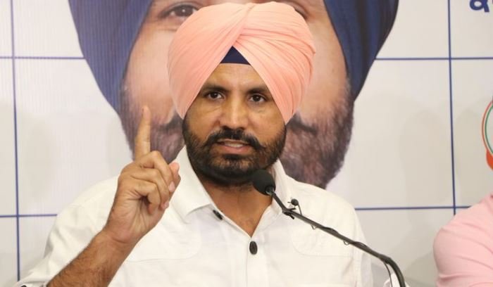 Punjab Paper Leak Row: ਰਾਜਾ ਵੜਿੰਗ ਨੇ ਭਗਵੰਤ ਮਾਨ ਸਰਕਾਰ ‘ਤੇ ਸਾਧਿਆ ਨਿਸ਼ਾਨਾ, ਪੁੱਛਿਆ: “4 ਸਾਲਾਂ ਵਿੱਚ 6 ਪੇਪਰ ਲੀਕ – ਕੌਣ ਜ਼ਿੰਮੇਵਾਰੀ ਲਵੇਗਾ?”