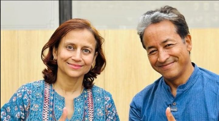 Sonam Wangchuk Health Row: ਨਿੱਜੀ ਹਸਪਤਾਲ ਵਿੱਚ ਤਬਦੀਲ ਕਰਨ ਦੀ ਮੰਗ, ਡਾ. ਗੀਤਾਂਜਲੀ ਅੰਗਮੋ ਨੇ ਪੁਲਿਸ ਕਾਰਵਾਈ 'ਤੇ ਚੁੱਕੇ ਗੰਭੀਰ ਸਵਾਲ 1 Sonam Wangchuk Health Row