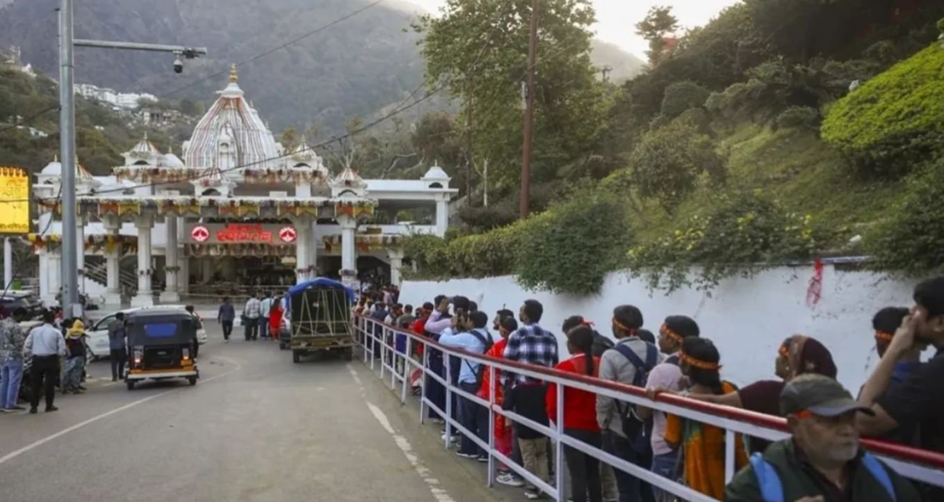 Vaishno Devi Yatra Suspended: ਖ਼ਰਾਬ ਮੌਸਮ ਕਾਰਨ ਮਾਤਾ ਵੈਸ਼ਨੋ ਦੇਵੀ ਯਾਤਰਾ ਅਸਥਾਈ ਤੌਰ 'ਤੇ ਮੁਅੱਤਲ, ਸ਼ਰਧਾਲੂਆਂ ਦੀ ਸੁਰੱਖਿਆ ਨੂੰ ਧਿਆਨ ਵਿੱਚ ਰੱਖਦੇ ਹੋਏ ਲਿਆ ਗਿਆ ਫੈਸਲਾ 1 Vaishno Devi Yatra Suspended