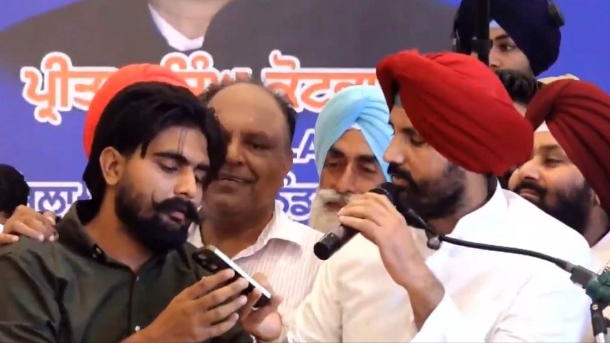 Punjab Congress ‘ਚ ਕਲੇਸ਼! ਵੜਿੰਗ ਨੇ ਚੰਨੀ ਸਮਰਥਕ ‘ਤੋਂ ਫੋਨ ਕਰਵਾ ਕੇ ਕੀਤਾ ਸਿਆਸੀ ਤੰਜ 1 Punjab Congress
